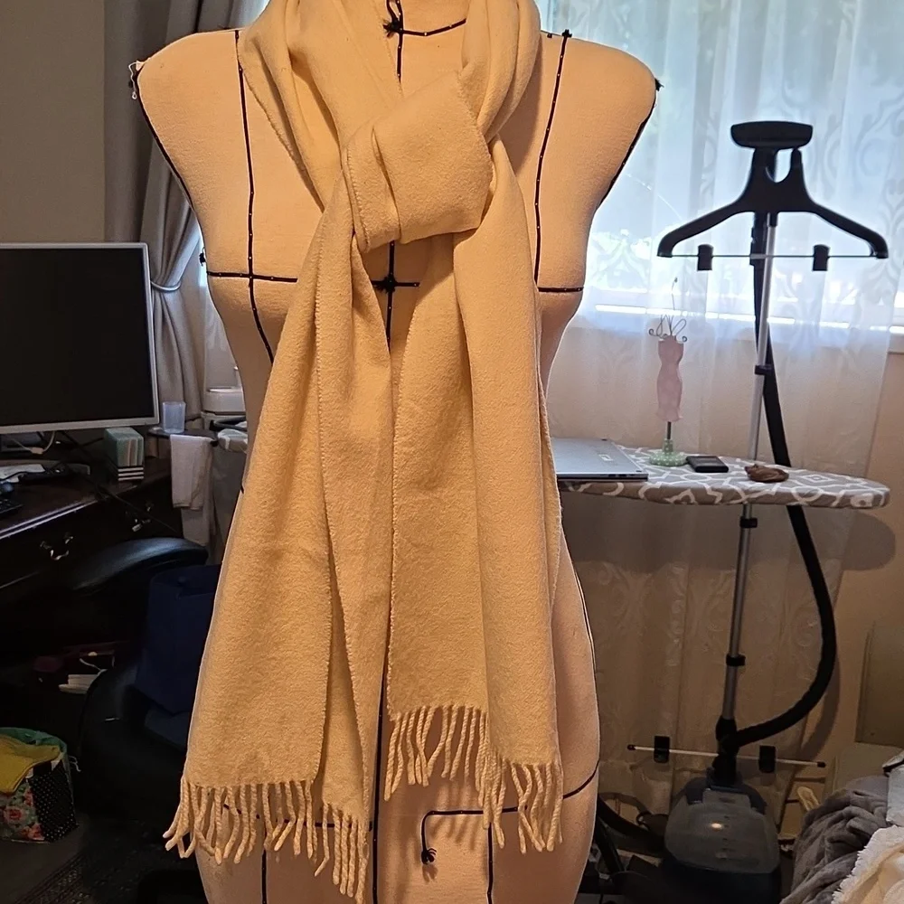 Burberry Luxurious Cream Lambswool Scarf‎ 🧣